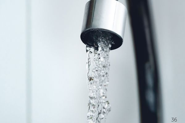 waterkraan waar water uitkomt